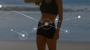 Yorgun, beyaz bir kadının plajda dinlenmesi üzerine bağlantı ağlarının animasyonu. global spor, incelik ve sağlıklı yaşam tarzı konsepti dijital olarak oluşturulmuş video.