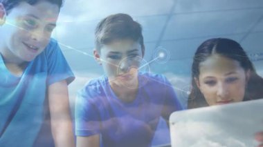 Okuldaki öğrenciler üzerinde simgelerle bağlantı ağının animasyonu. küresel bağlantılar, eğitim ve dijital arayüz konsepti dijital olarak oluşturulmuş video.