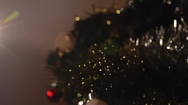 Noel ağacının üzerinde dekorasyonla hareket eden ışığın animasyonu. Noel, gelenek ve kutlama konsepti dijital olarak oluşturuldu.