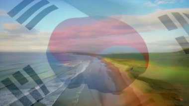 Güney Kore bayrağını sahilin ve deniz dalgalarının havadan görüntüsüne karşı dalgalandırmanın dijital bileşimi. Ulusal turizm ve seyahat kavramı