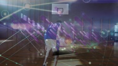 Afro-Amerikan erkek basketbolcu üzerinden bağlantı ağının animasyonu. global spor, bağlantılar ve dijital arayüz konsepti dijital olarak oluşturulmuş video.