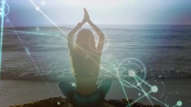 Kumsalda yoga yapan Kafkas bir kadın üzerindeki bağlantı ağlarının animasyonu. global spor, incelik ve sağlıklı yaşam tarzı konsepti dijital olarak oluşturulmuş video.