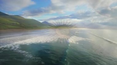 Arjantin bayrağının dijital bileşimi denizdeki dalgaların hava görüntüsüne karşı. Ulusal seyahat ve turizm kavramı