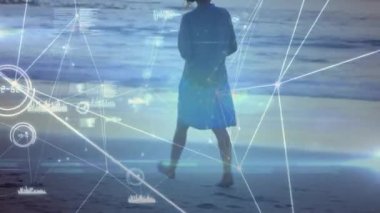Plajda yürüyen beyaz kadın üzerindeki veri işleme ve bağlantı ağlarının animasyonu. global spor, incelik ve sağlıklı yaşam tarzı konsepti dijital olarak oluşturulmuş video.