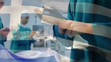 Ameliyathanede cerrahların üzerinde sallanan Yunan bayrağının animasyonu. küresel tıp, covid 19 pandemik konsept sırasında sağlık hizmetleri dijital olarak üretilen video.