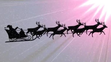 Noel Baba 'ya kızakla kar yağıyor. Ren geyikleri tarafından pembe ışık yollarına çekiliyor. Noel şenliği ve kutlama konsepti