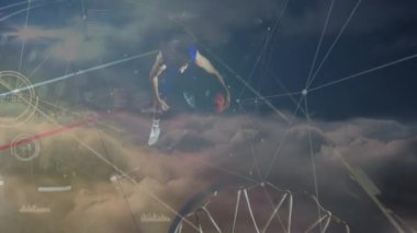 Veri işleme animasyonu, spor salonundaki karışık ırk erkek basketbol oyuncusu üzerinden bağlantılar. global spor, bağlantılar ve veri işleme kavramı dijital olarak oluşturulmuş video.