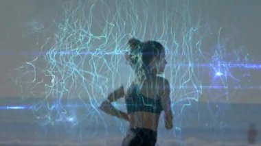Kumsalda koşan beyaz bir kadının üzerindeki mavi çizgilerin animasyonu. global spor, incelik ve sağlıklı yaşam tarzı konsepti dijital olarak oluşturulmuş video.