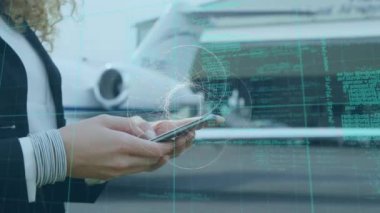 Akıllı telefon kullanan bir iş kadını üzerinde dünya ve veri işleme animasyonu. küresel bağlantılar, iş dünyası, dijital arayüz, teknoloji ve ağ konsepti dijital olarak oluşturulmuş video.