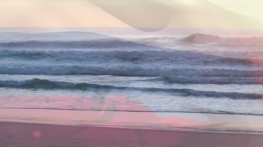 Sahile ve deniz dalgalarına karşı dalgalanan Rusya bayrağının dijital bileşimi. Ulusal turizm ve seyahat kavramı