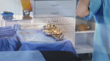 Ameliyathanede cerrahların üzerinde sallanan Arjantin bayrağının animasyonu. küresel tıp, covid 19 pandemik konsept sırasında sağlık hizmetleri dijital olarak üretilen video.