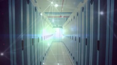 Bilgisayar sunucuları üzerinden bağlantı ağının animasyonu. küresel ağlar, bağlantılar, veri işleme ve dijital arayüz kavramı dijital olarak oluşturulmuş video.