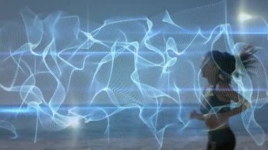 Kumsalda koşan beyaz bir kadının üzerindeki mavi şekillerin animasyonu. global spor, incelik ve sağlıklı yaşam tarzı konsepti dijital olarak oluşturulmuş video.