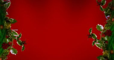 Kırmızı arka planda patlayan mor ışık izi üzerine Noel çelengi süslemesi. Noel şenliği ve kutlama konsepti