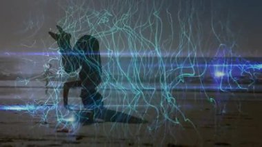 Sahilde yoga yapan beyaz bir kadın üzerinde mavi çizgilerin animasyonu. global spor, incelik ve sağlıklı yaşam tarzı konsepti dijital olarak oluşturulmuş video.