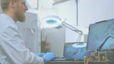 Bilgisayar laboratuvarında, programlamada çalışan beyaz adam üzerindeki bağlantı ağının animasyonu. küresel ağlar, bağlantılar, bilgisayarlar, veri işleme konsepti dijital olarak oluşturulmuş video.