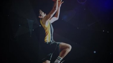 Beden eğitiminde karışık ırk erkek basketbol oyuncusu üzerinden bağlantı ağlarının animasyonu. global spor, bağlantılar ve veri işleme kavramı dijital olarak oluşturulmuş video.