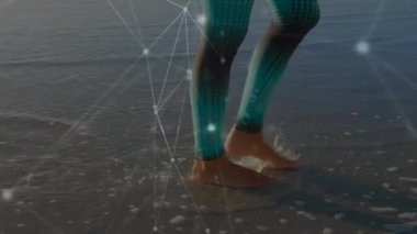 Kumsalda yürüyen beyaz kadın üzerindeki bağlantı ağlarının animasyonu. global spor, incelik ve sağlıklı yaşam tarzı konsepti dijital olarak oluşturulmuş video.