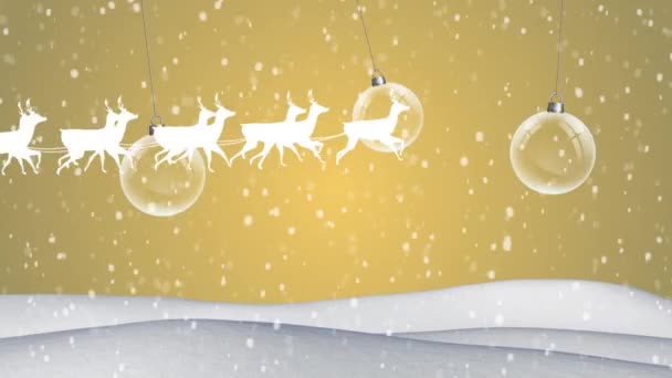 雪橇上的圣诞老人爪被驯鹿拉在三块挂着的易碎装饰品上 圣诞节的庆祝和庆祝概念 — 图库视频影像