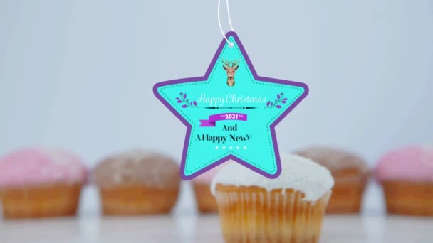 Animación Felicitaciones Navideñas Etiqueta Sobre Cupcakes Sobre Fondo Blanco Navidad — Vídeo de stock