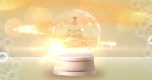 Animation Von Sternschnuppen Über Schneekugel Mit Weihnachtsbaum Auf Hellem Hintergrund — Stockvideo