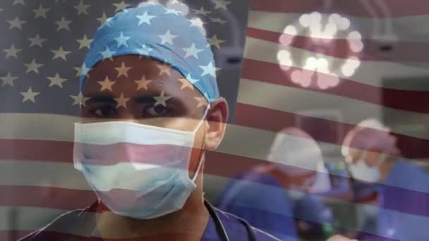 Animacja Flagi Stanów Zjednoczonych Ameryki Machająca Nad Chirurgami Sali Operacyjnej — Wideo stockowe