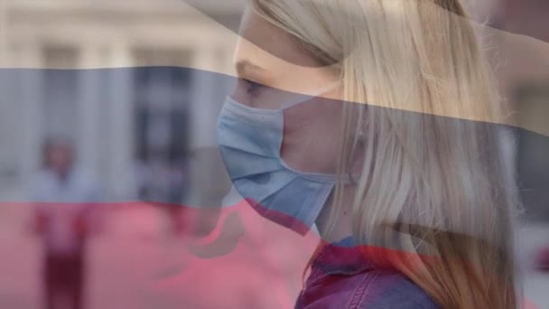 Animation Ryska Flaggan Viftar Över Kvinnan Bär Ansiktsmask Covid Pandemi — Stockvideo