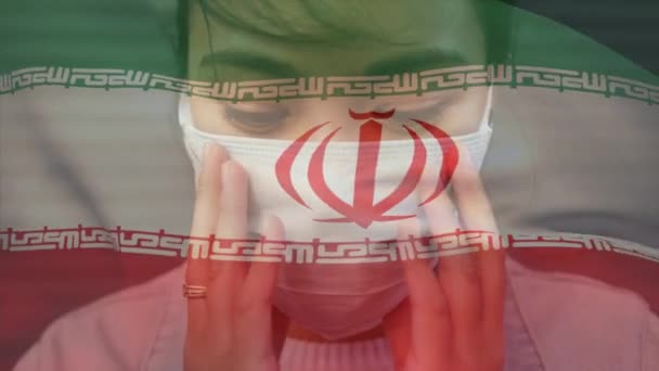 Animacja Flagi Irańczyka Machającego Nad Kobietą Noszącą Maskę Twarzy Podczas — Wideo stockowe