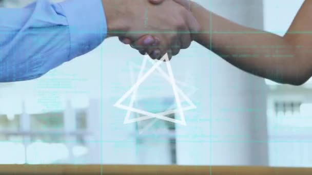 移动几何形状的动画和在人们握手时的数据处理 全球连接 数字接口 技术和网络概念 — 图库视频影像