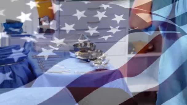 Amerikan Bayrağının Maskeli Bir Cerrahın Üzerinde Dalgalanması Küresel Covid Salgın — Stok video