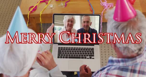 Vrolijk Kerstbericht Laatstejaars Echtpaar Met Een Videocall Laptop Tijdens Kerst — Stockvideo