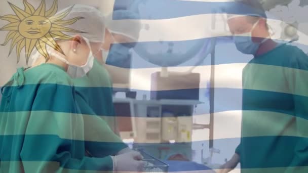 Animation Drapeau Uruguay Agitant Sur Les Chirurgiens Dans Bloc Opératoire — Video