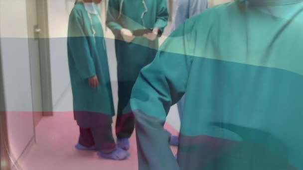 在手术室里 在外科医生面前挥动着俄罗斯国旗的动画 全球医学 围产期保健服务 数码制作的19种流行病概念视频 — 图库视频影像