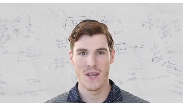 Animacja Uśmiechniętego Białego Nauczyciela Nad Równaniami Matematycznymi Edukacja Koncepcja Nauki — Wideo stockowe