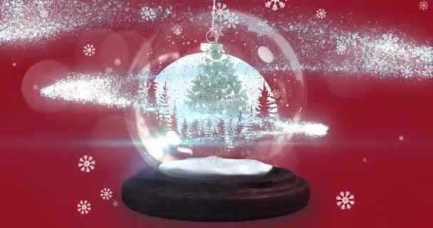 Sneeuwvlokken Vallen Vallende Ster Rond Kerstboom Een Sneeuwbol Rode Achtergrond — Stockvideo