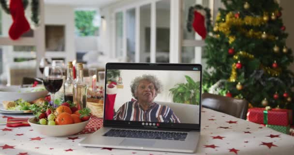 坐在笔记本电脑上的快乐的非洲裔美国老年妇女躺在圣诞桌上 圣诞节 节日和通信技术 — 图库视频影像
