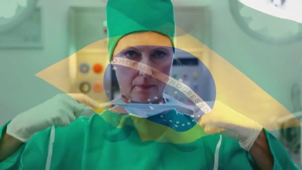 Brezilya Bayrağının Maskeli Cerrahların Üzerinde Sallanışının Animasyonu Küresel Covid Salgın — Stok video