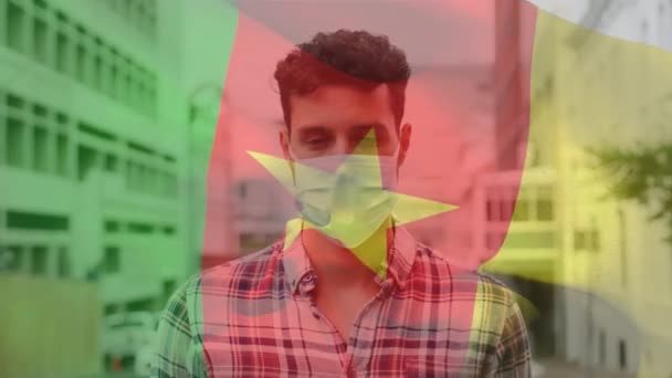Animacja Flagi Kamerunu Machająca Nad Człowiekiem Noszącym Maskę Twarzy Podczas — Wideo stockowe