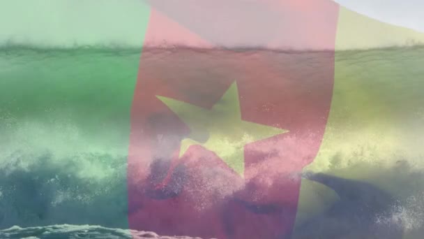 Ψηφιακή Σύνθεση Του Κυματίζει Σημαία Καμεροόν Κατά Κύματα Στη Θάλασσα — Αρχείο Βίντεο