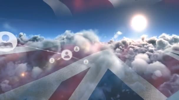 轮廓图标网络对抗统一的王国旗帜对抗天空中的云彩 全球联网和云存储技术概念 — 图库视频影像