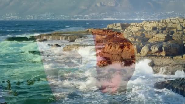 Composizione Digitale Sventolare Bandiera Italia Contro Onde Del Mare Che — Video Stock