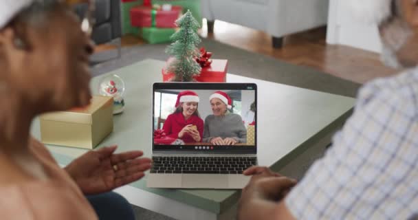 クリスマスに男性の友人と娘とビデオ通話で幸せなシニアアフリカ系アメリカ人のカップル クリスマスやお祭りや通信技術は — ストック動画
