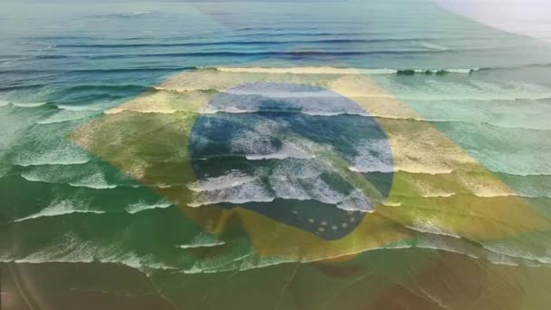 Digitale Komposition des Schwenkens der brasilianischen Flagge gegen das Luftbild der Wellen im Meer. Nationales Tourismus- und Reisekonzept