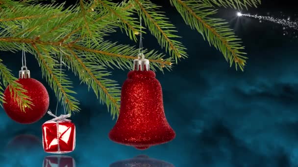 暗い背景に輝く星や雪の上にクリスマスの装飾のアニメーション クリスマス 伝統とお祝いのコンセプトデジタルで生成されたビデオ — ストック動画