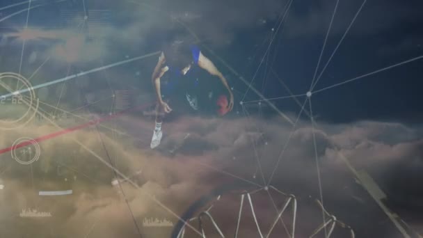 Animacja Przetwarzania Danych Sieci Połączeń Mieszanej Rasy Męskiej Koszykarz Siłowni — Wideo stockowe