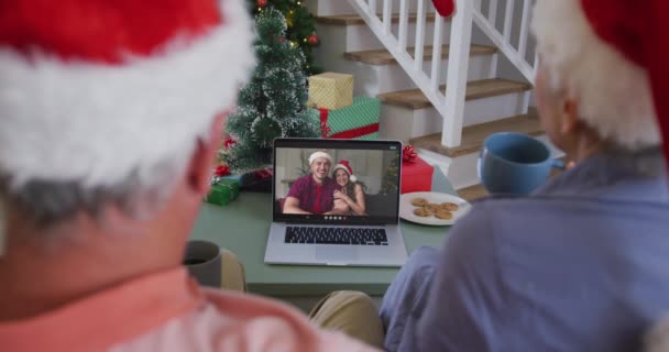 Ευτυχισμένο Καυκάσιο Ζευγάρι Ηλικιωμένων Βιντεοκλήση Στο Λάπτοπ Ενήλικα Παιδιά Χριστούγεννα — Αρχείο Βίντεο