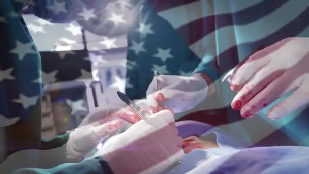 Animacja Flagi Usa Machającej Nad Chirurgami Sali Operacyjnej Globalna Medycyna — Wideo stockowe