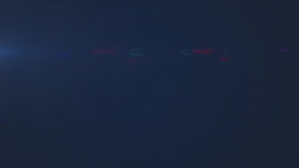 青を背景に移動する光のスポットのデジタルアニメーション テクスチャとデザインの技術的背景 — ストック動画