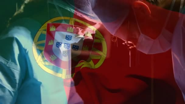 Animação Bandeira Portugal Acenando Sobre Cirurgiões Sala Operações Medicina Global — Vídeo de Stock