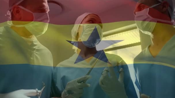 Animação Bandeira Ghana Acenando Sobre Cirurgiões Sala Operações Medicina Global — Vídeo de Stock